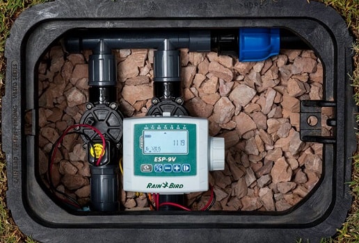 在洒水阀箱内的雨鸟esp 9v定时器的视图