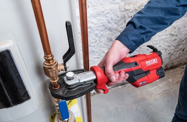 Ridgid 115卢比迷你冲压模具在行动,连接ing water heater lines